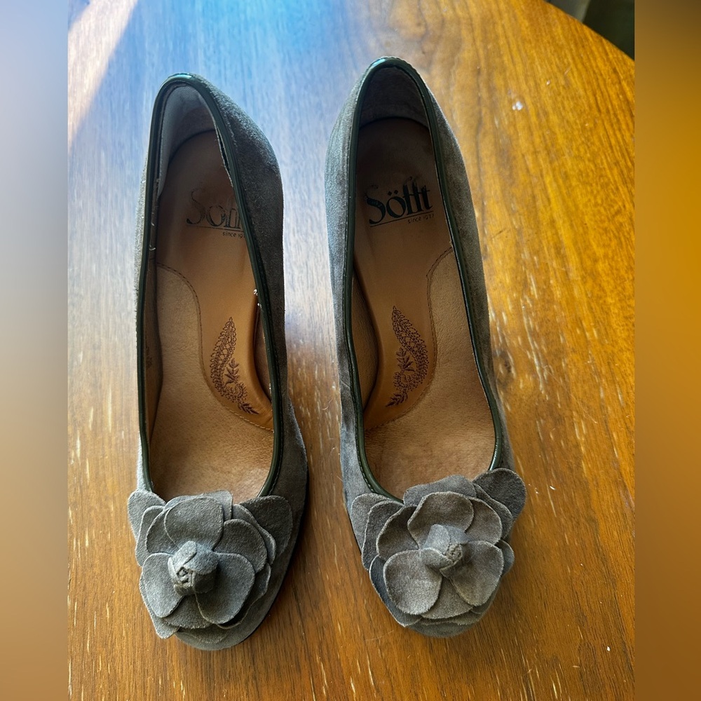Sofft Fiorella Brown Suede Pump with Flower Detail size 7M Retro/Vintage vibe!